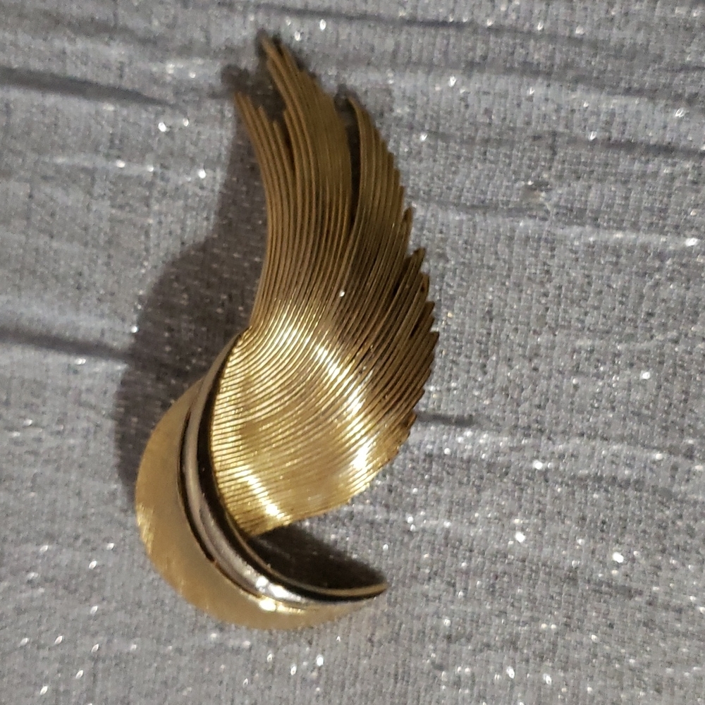 SOLDCROWN TRIFARI Signed Vintage Brushed Gold Tone Silver Tone Swirl Leaf Brooch